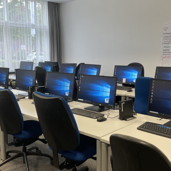 Foto Gebäude Ahlen. Es zeigt einen Computerraum