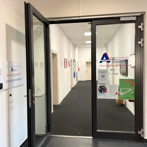 Foto der German Language Academy am Bahnhof. Zu sehen ist der Eingang auf der ersten Etage mit der Glastür.