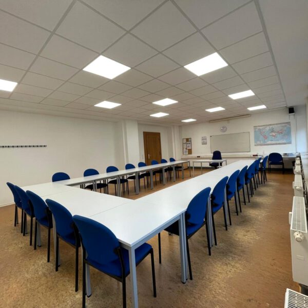 Foto der German Language Academy am Bahnhof. Zu sehen ist ein großer moderner Klassenraum.