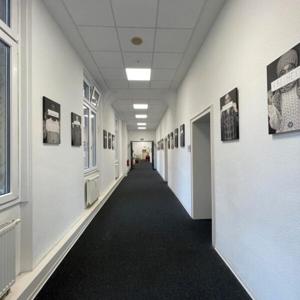 Foto der German Language Academy am Bahnhof. Zu sehen ist der Flur mit den Büros der Mitarbeitenden.
