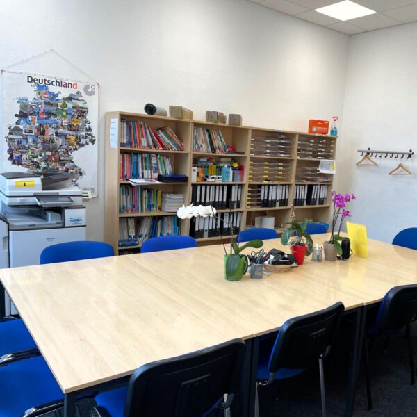 Foto der German Language Academy am Bahnhof. Zu sehen ist das Lehrerzimmer.