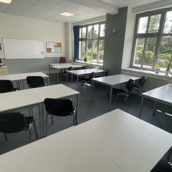 Foto vom Standort in Warendorf. Zu sehen ist ein großer Klassenraum.