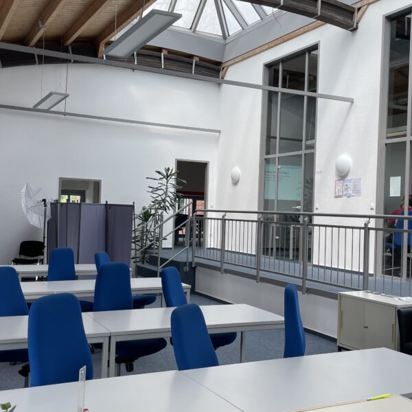Foto vom Standort in Warendorf. Zu sehen sind Arbeitsplätze zur freien Verfügung für Teilnehmende.