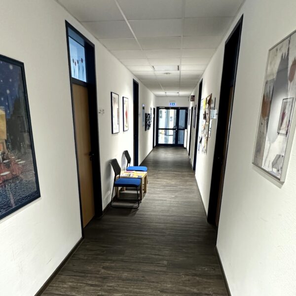 Foto vom Bildungsinstitut am Zentrum Nord. Zu sehen ist der Flur der Mitarbeiter*innen.