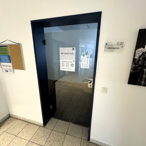Foto vom Bildungsinstitut am Zentrum Nord. Zu sehen ist die Zentrale bzw. das Büro der Information im Erdgeschoss.