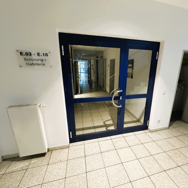 Foto vom Bildungsinstitut am Zentrum Nord. Zu sehen ist der Eingang zum Flur zur Cafeteria und zu den Schulungsräumen.