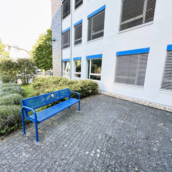 Foto vom Bildungsinstitut am Zentrum Nord. Zu sehen ist eine Bank vor dem Gebäude.