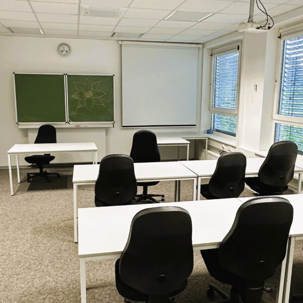 Foto der Abteilung GLA Berufssprachkurse. Zu sehen ist ein Klassenraum.
