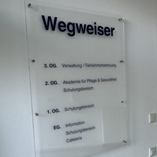 Foto der Abteilung GLA Berufssprachkurse. Hinweisschild mit Wegweiser.