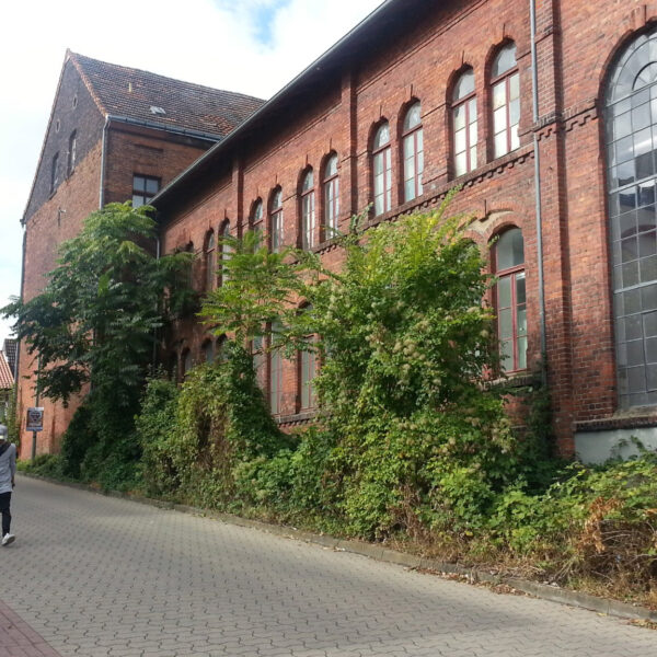 Foto vom Gebäude am Standort in Steinfurt. Zu sehen ist das alte Fabrikgebäude.