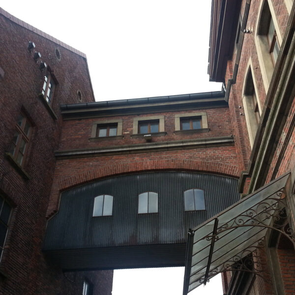 Foto vom Gebäude am Standort in Steinfurt. Zu sehen ist das alte Fabrikgebäude.