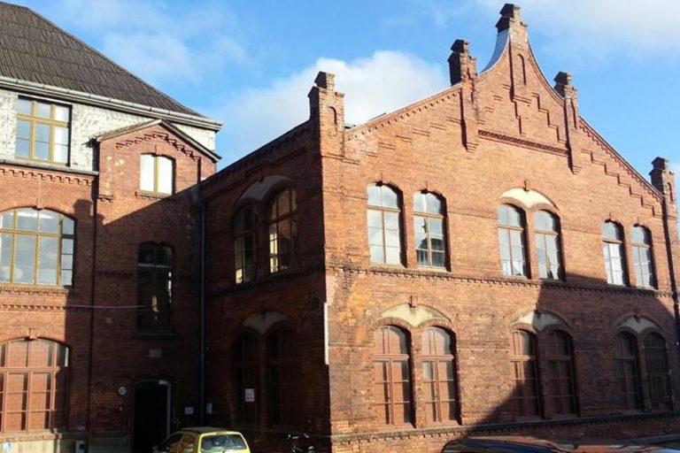 Foto vom Gebäude am Standort in Steinfurt. Zu sehen ist das alte Fabrikgebäude.