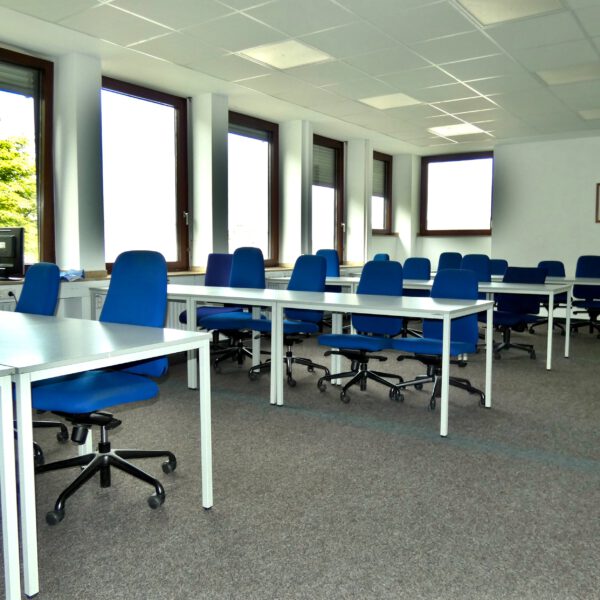 Foto vom Standort in Dortmund. Zu sehen ist ein Klassenzimmer.