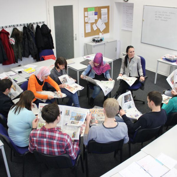 Foto der German Language Academy am Bahnhof. Zu sehen ist eine Lernsituation mit Personen.