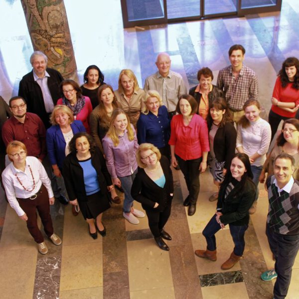 Foto der German Language Academy am Bahnhof. Zu sehen sind viele Mitarbeiter. Alle schauen freundlich in die Kamera.