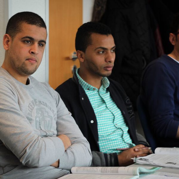 Foto der German Language Academy am Bahnhof. Zu sehen ist eine Lernsituation mit Personen.