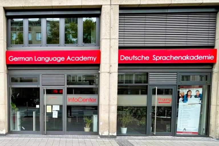 Foto der German Language Academy am Bahnhof. Zu sehen ist der Eingang.